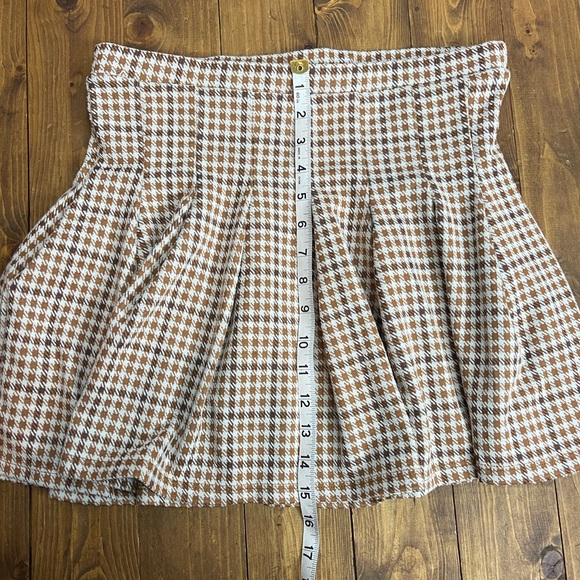 Altar’d State size large cream tan and brown houndstooth check pleated skirt - Picture 6 of 6